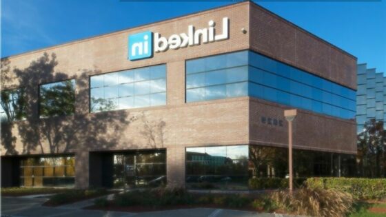 Microsoft naj bi družbeno omrežje LinkedIn prevzel najkasneje do konce leta.