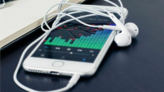 Applove ušesne slušalke naj bi pripomogle h kakovostnejšim pogovorom v hrupnih okoljih.