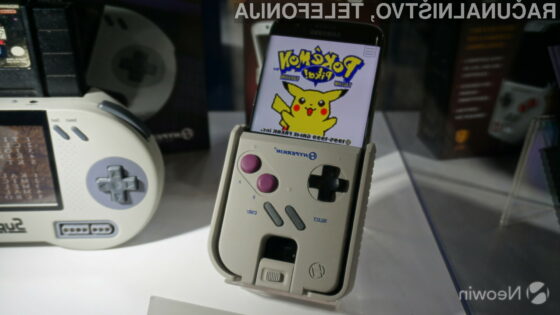 Dodatek Hyperkin Smart Boy odlično posnema priljubljeni GameBoy.