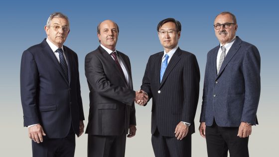 Predsednik družbe Epson Minoru Usui (drugi z desne) z (z leve) Sandrom, Valeriem in Riccardom Robustelli.