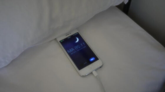 Polnjenje mobilnega telefona čez noč je povsem varno za baterijo.