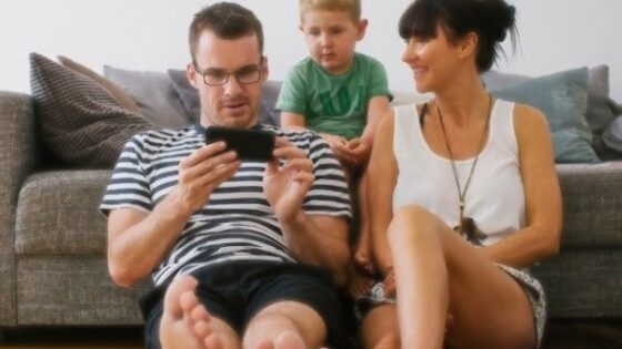Starši obožujejo igre na pametnih mobilnih telefonih in tabličnih računalnikih.