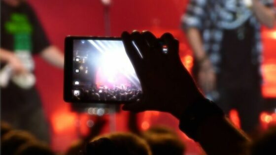 Apple bo z infrardečo svetlobo uporabnikom pametnih mobilnih telefonov preprečil vklop možnosti snemanja videoposnetkov.