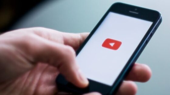 Nepridipravi lahko digitalne asistentke mobilnih naprav pretentajo s človeku skritimi zvoki.