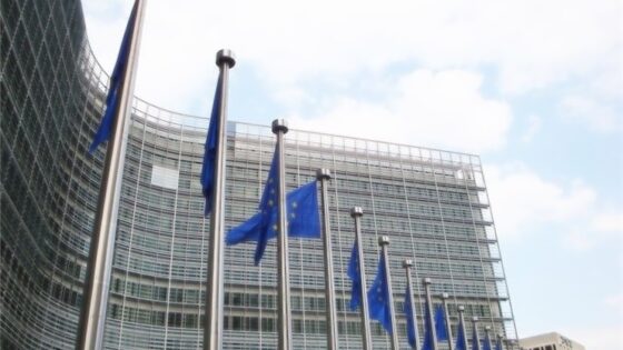Evropska unija razmišlja o strožjih pravilih glede uporabe navidezne denarne enote in predplačniške kartice.