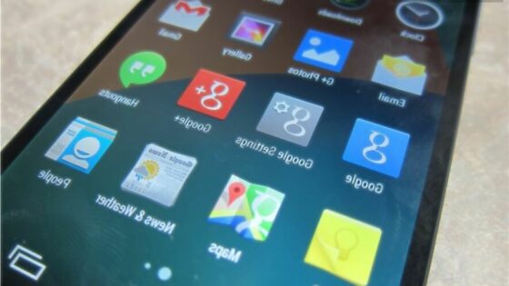 Google bo moral septembra še evropskim komisarjem pojasniti, zakaj s prednameščenimi aplikacijami na Androidu ovira konkurenco!