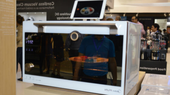 Glavna prednost novodobne pečice Midea Fun Smart Oven je nedvomno v njeni enostavnosti uporabe!