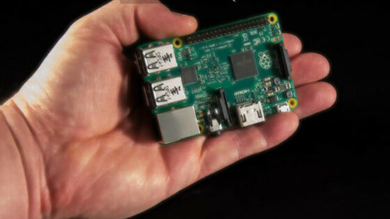 Raspberry Pi Starter Kit vsebuje vse »komponente«, ki so potrebne za pričetek uporabe priljubljenega sistema v zgolj nekaj minutah od nakupa.