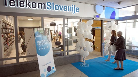 Telekom Slovenije je odprl prenovljen prodajni center v Novem mestu
