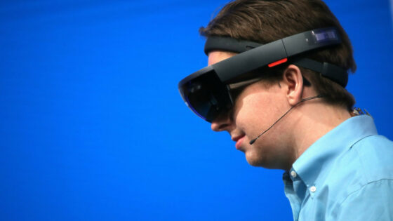 Microsoft HoloLens je precej dražji od primerljivih rešitev.