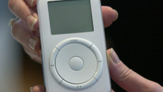 Prenosni predvajalnik Apple iPod je bil prvič predstavljen 23. oktobra 2001!
