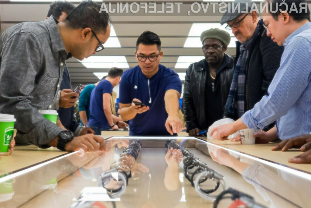 V izbranih Applovih trgovinah bo mogoče rokovati s telefoni iPhone brez zaščitnih vrvic.