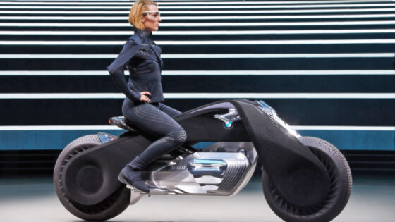 Pametni motor BMW Motorrad Vision Next 100 bo lahko samodejno ohranjal ravnotežje.