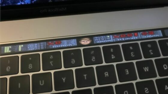 Programer Adam Bell je odlično izkoristil uporabnost miniaturnega zaslona Touch Bar!