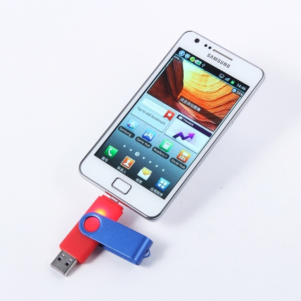 USB dual: uporaben USB z dvojnim priključkom, ki omogoči enostaven prenos datotek med različnimi napravami (npr. pametni telefon, prenosnik ali pa tudi tablica).