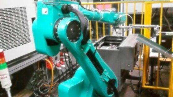 Foxconn bo že v nekaj letih več kot polovico zaposlenih nadomestil z roboti.
