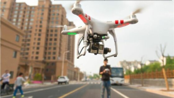 Zaradi ogrožanja varnosti bi lahko bili lastniki dronov zaprti do pet let!