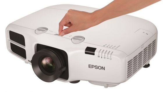 Epson z novimi instalacijskimi projektorji za podjetja in izobraževalne ustanove