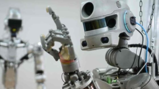 Britanska vlada razmišlja, da bi v naslednjih 15 letih z roboti in umetno inteligenco nadomestila okoli 250 tisoč javnih uslužbencev.