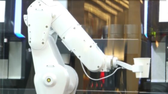 Stranke kavarne Cafe X v San Franciscu so nad postrežbo robota več kot navdušene!