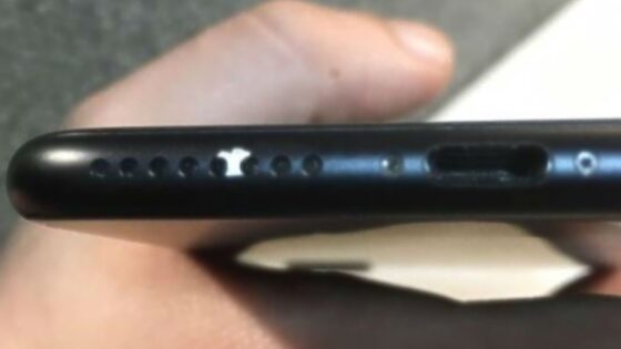 Barva iz ohišja črnega pametnega mobilnega telefona iPhone 7 naj bi se luščila kot za stavo!