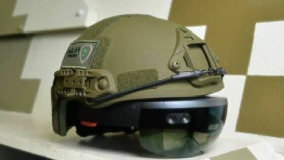 Futuristična ukrajinska vojaška čelada z očali HoloLens