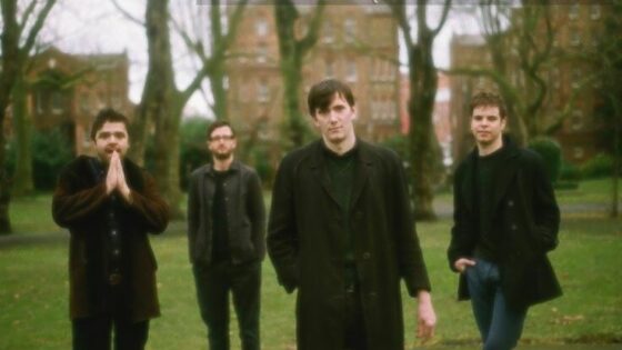 Videospot za glasbeno uspešnico Midnight Oil britanske glasbene skupine iz Manchestra Shaking Chains sestavlja namenski računalniški algoritem.