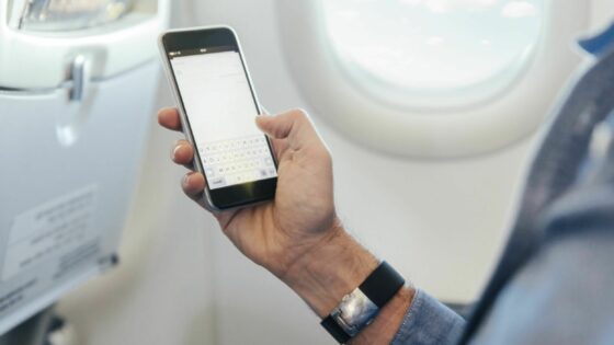 Omejitev vnosa večjih elektronskih naprav bo prizadela predvsem poslovneže, ki na dolgih letih delajo na prenosnikih.