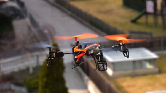 Z dronom zadel žensko, čaka ga 30 dni zapora