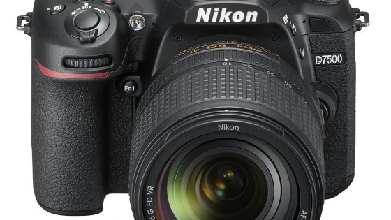 Fotoaparat D7500 je prvi Nikonov D-SLR z vgrajeno podporo brezžičnemu krmiljenju bliskavic