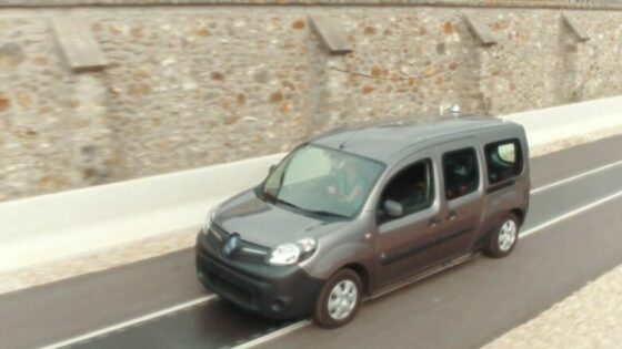 Bodo polnilci za baterije električnih vozil vgrajeni kar v ceste?