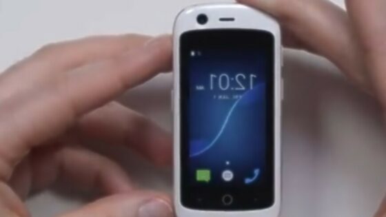 Pametni mobilni telefon Unihertz Jelly nam bo zlahka zlezel v žep!
