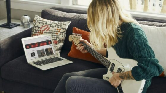 Storitev Fender Play nas bo naučila igranje kitare na hiter in enostaven način.