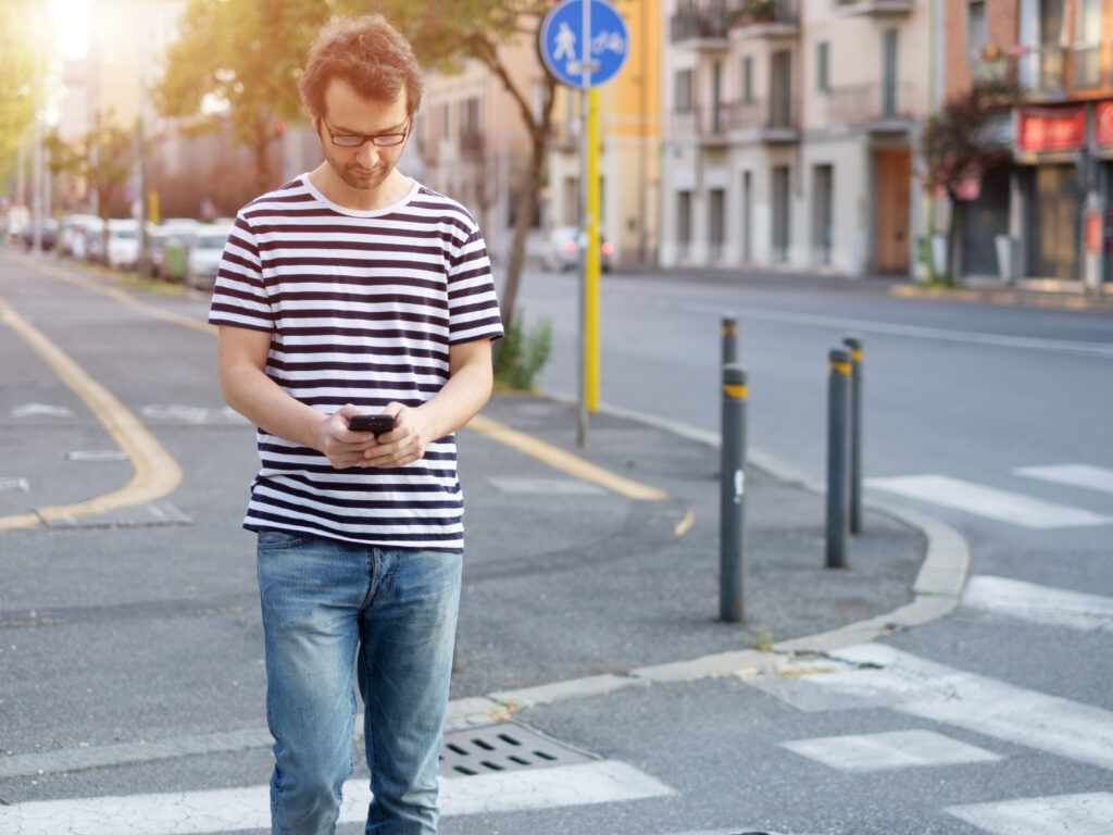 Uporaba mobilnega telefona med hojo lahko zmanjša našo pozornost tudi za 61 odstotkov!