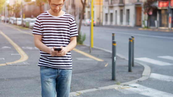 Uporaba mobilnega telefona med hojo lahko zmanjša našo pozornost tudi za 61 odstotkov!