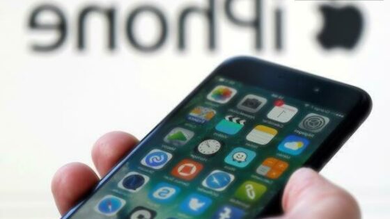 Apple za leto 2018 načrtuje 15,24-centimetrski iPhone