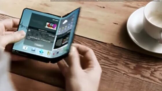 Samsung za leto 2018 napovedal upogljive telefone
