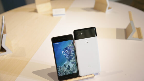 Kar precejšnje število uporabnikov telefona Google Pixel 2 XL ima resne težave z zaslonom.