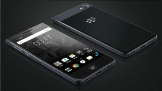 Pametni mobilni telefon BlackBerry Motion bo kot nalašč za sodobne poslovneže.