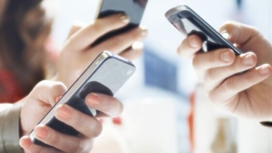Večina uporabnikov uporablja pametni mobilni telefon že več kot pet ur dnevno.