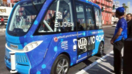 Samovozeči avtobus udeležen v nesreči 2 uri po začetku obratovanja