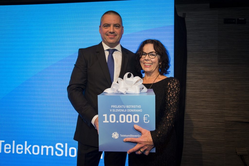 Donacijo v višini 10.000 evrov je v torek, 28. novembra, Aniti Ogulin, predsednici Zveze prijateljev mladine Ljubljana Moste-Polje, v imenu družbe predal predsednik uprave Telekoma Slovenije Rudolf Skobe.