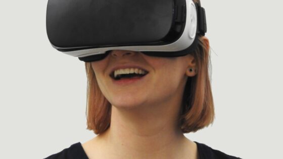 Črni petek v prihodnosti v virtualni resničnosti in poln umetne inteligence