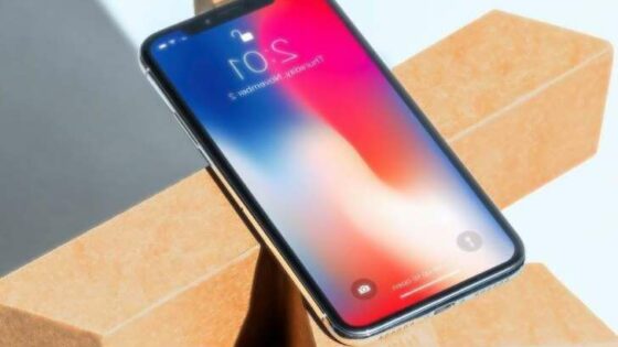 Analitiki napovedujejo novi, "velikanski" iPhone X v letu 2018