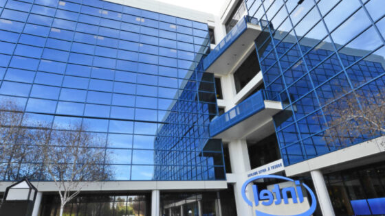 Intel bo varnostni ranljivosti Meltdown in Spectre odpravil s povsem novo zasnovo procesorjev.