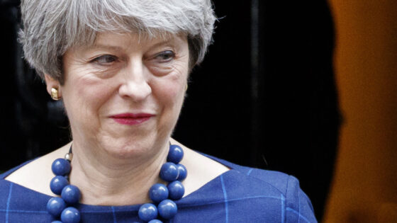 Britanska premierka Theresa May meni, da bi morala družbena omrežja odgovarjati za vsebino, ki je objavljena na njihovih portalih.