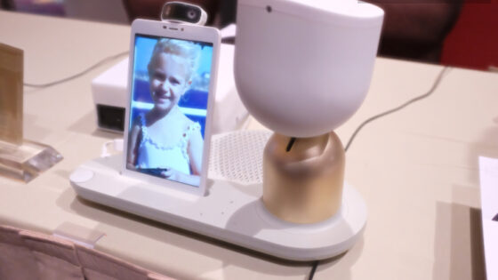 Humanoidni robot ElliQ, ki spominja na namizno svetilko
