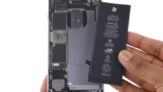 Zamenjava baterije telefona iPhone je odslej 60 evrov cenejša!