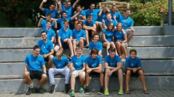 Skupinska fotografija udeležencev Poletnega tabora računalništva 2017 z mentorji.