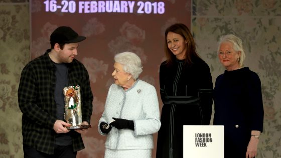 Richard Quinn je na londonskem tednu mode od kraljice Elizabete II prejel častno priznanje za britansko oblikovanje